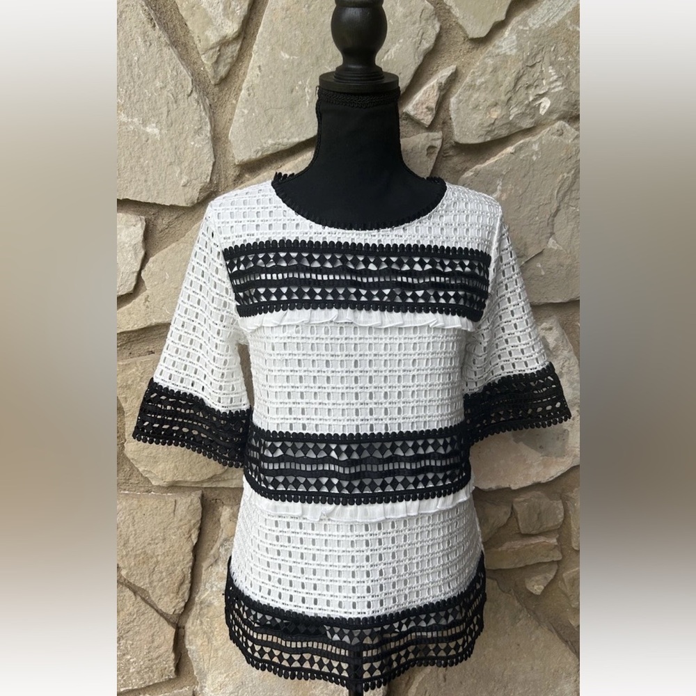 BANANA REPUBLIC Eyelet Top‎ Small Black Off White Ruffle Trim Lined Excellent